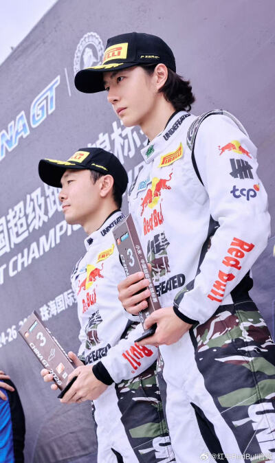 红牛RedBull官微：
恭喜85号车组荣获2026赛季China GT 珠海站GT3 AM+组别亚军！
全速以赴，无畏风雨，硬核向前！
每一圈的速度角逐，都有红牛挺你，突破自我界限，淬炼赛道锋芒。
期待85号车手@王一博·YIBO 在之后的…