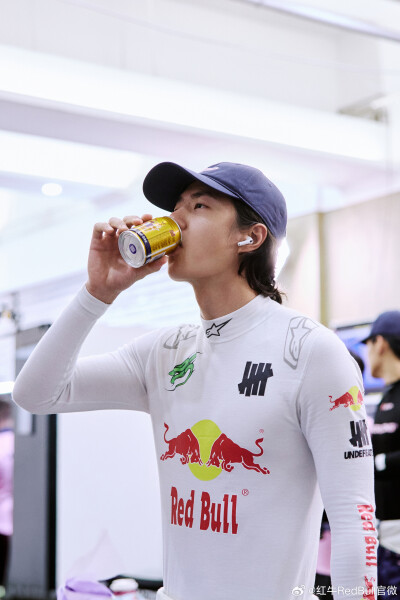 红牛RedBull官微：
恭喜85号车组荣获2026赛季China GT 珠海站GT3 AM+组别亚军！
全速以赴，无畏风雨，硬核向前！
每一圈的速度角逐，都有红牛挺你，突破自我界限，淬炼赛道锋芒。
期待85号车手@王一博·YIBO 在之后的…