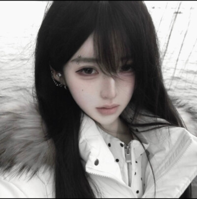 韩系女头真人头像氛围感忧郁风高级感高质量无水印 ins
图源网络侵删
二传关注拿图 自用随意