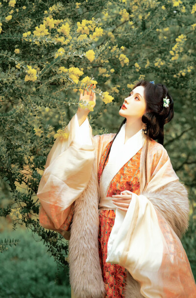 “浅浅水，长悠悠，来无尽，去无休。”
“彼岸开尽无归期，血池浮沉是妖心。”