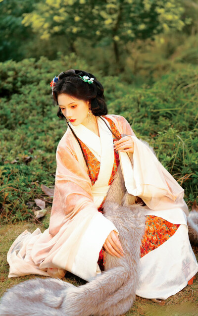 “浅浅水，长悠悠，来无尽，去无休。”
“彼岸开尽无归期，血池浮沉是妖心。”