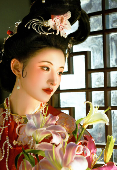 “清风不知君之意 ，百合花开乃为卿。”
