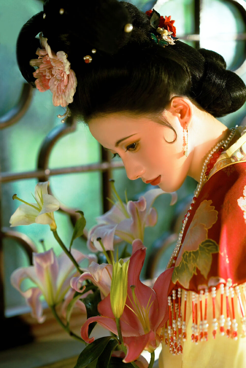 “清风不知君之意 ，百合花开乃为卿。”