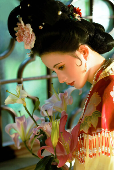 “清风不知君之意 ，百合花开乃为卿。”
