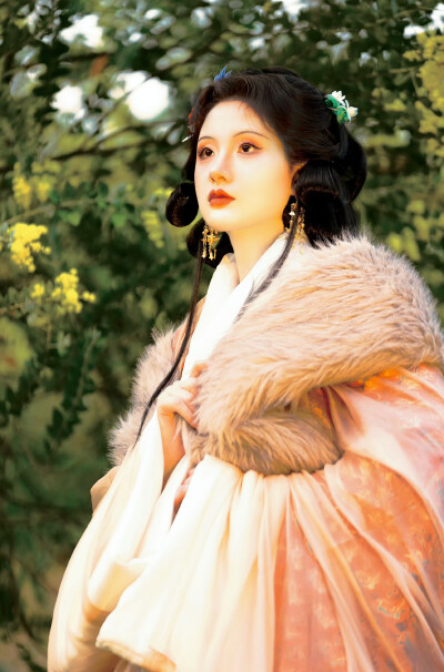 “浅浅水，长悠悠，来无尽，去无休。”
“彼岸开尽无归期，血池浮沉是妖心。”
