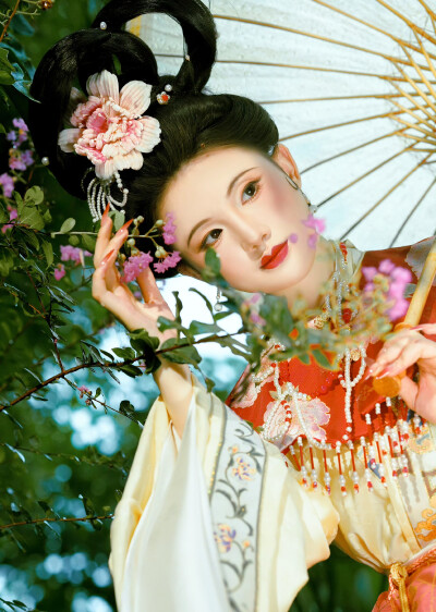 “清风不知君之意 ，百合花开乃为卿。”