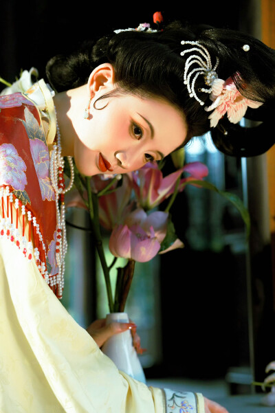 “清风不知君之意 ，百合花开乃为卿。”