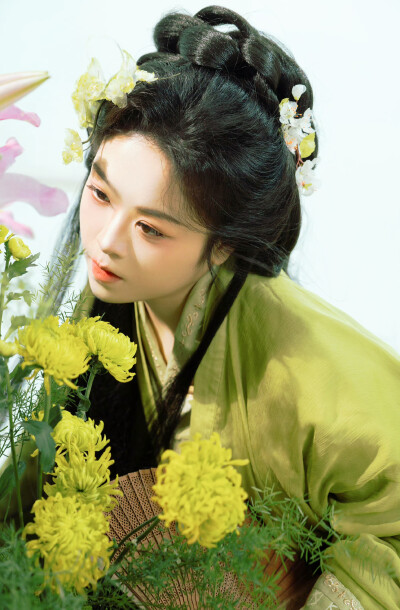 “浅浅水，长悠悠，来无尽，去无休。”
“彼岸开尽无归期，血池浮沉是妖心。”