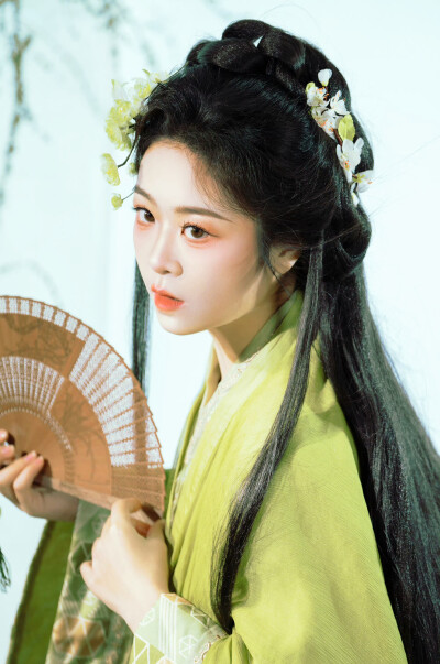 “浅浅水，长悠悠，来无尽，去无休。”
“彼岸开尽无归期，血池浮沉是妖心。”