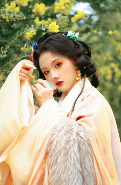 “浅浅水，长悠悠，来无尽，去无休。”
“彼岸开尽无归期，血池浮沉是妖心。”