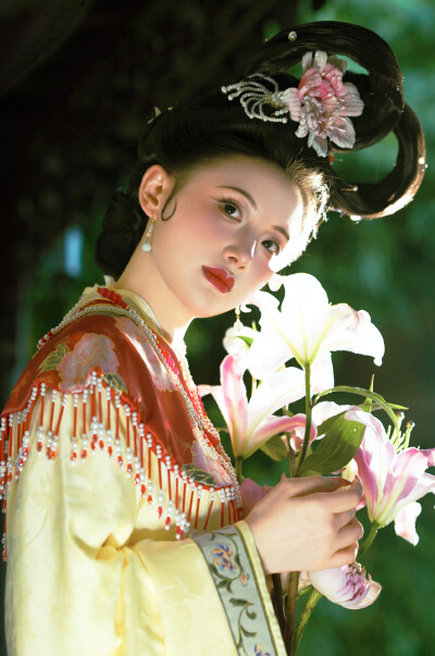 “清风不知君之意 ，百合花开乃为卿。”