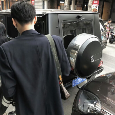 头像丨男头 时间会带走一切包括眼泪和不甘