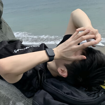 头像丨男头 人与人之间的滤镜不过是一双偏爱的眼睛意思