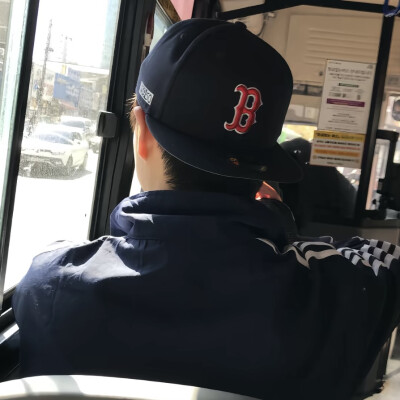 头像丨男头 人与人之间的滤镜不过是一双偏爱的眼睛意思
