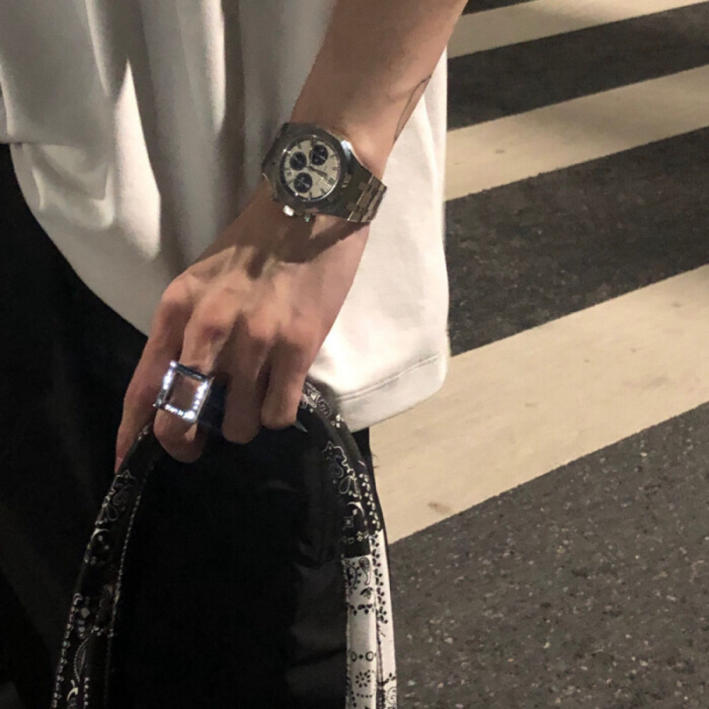 头像丨男头 如果我不在乎你 我哪来那么多情绪
