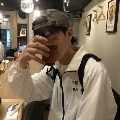 头像丨男头 人与人之间的滤镜不过是一双偏爱的眼睛意思