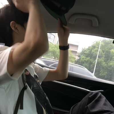 头像丨男头 人与人之间的滤镜不过是一双偏爱的眼睛意思