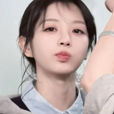 漂亮。有刘海儿漂亮，没有刘海儿也漂亮。眼睛大漂亮，眼睛小也漂亮。笑漂亮，不笑也漂亮。瘦瘦的是骨感的漂亮，胖胖是可爱的圆圆满满的漂亮。在我的眼里，你是最漂亮。