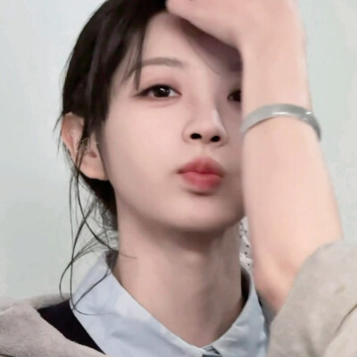 漂亮。有刘海儿漂亮，没有刘海儿也漂亮。眼睛大漂亮，眼睛小也漂亮。笑漂亮，不笑也漂亮。瘦瘦的是骨感的漂亮，胖胖是可爱的圆圆满满的漂亮。在我的眼里，你是最漂亮。