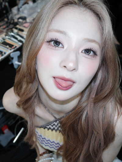 李娜炅