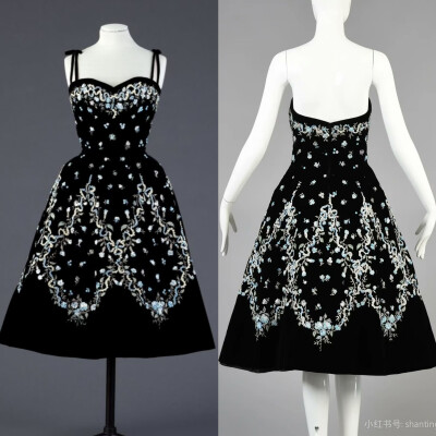 1957年Balmain鸡尾酒会礼服。采用黑色丝绒面料的礼服，由刺绣工坊Maison Lesage手工绣制蓝色花卉图案。