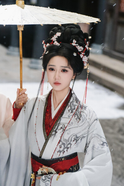 朱门春闺 岳雨婷∣季含漪
