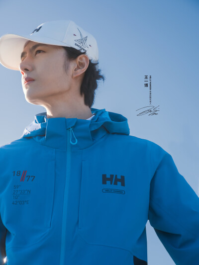 HELLYHANSEN海丽汉森：
回溯1877年的挪威莫斯港
循着HELLY船长的远航初心
以百年航海精神守护每一次向远
HELLY HANSEN全球品牌代言人@王一博·YIBO
演绎SAILING HERITAGE SKIPPER系列冲锋衣
从风浪之间，到视野之外
…