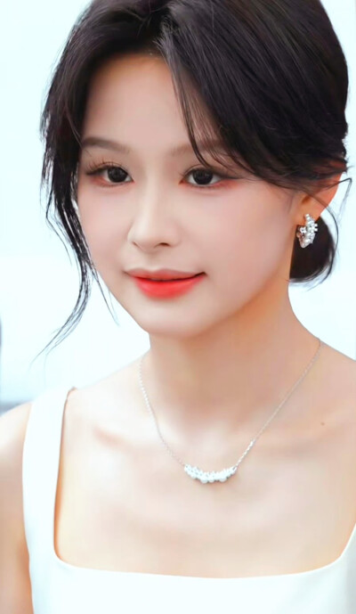余茵