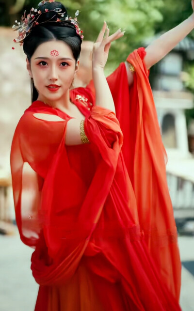 周洛伊