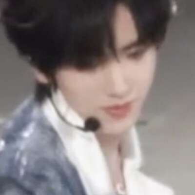 可是mood完全是我老哥代名曲啊这套造型就很适合唱mood