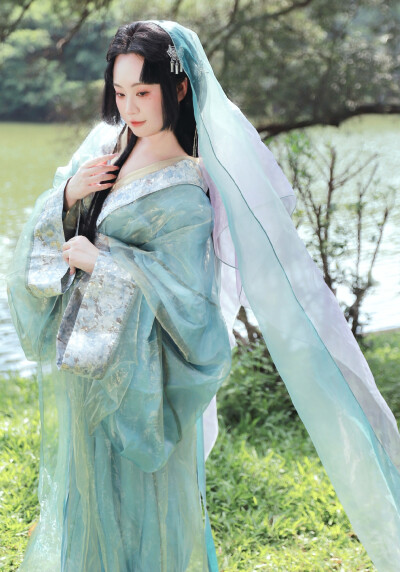 疏影横斜水清浅，暗香浮动月黄昏。
霜禽欲下先偷眼，粉蝶如知合断魂。
幸有微吟可相狎，不须檀板共金樽。
