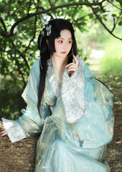 疏影横斜水清浅，暗香浮动月黄昏。
霜禽欲下先偷眼，粉蝶如知合断魂。
幸有微吟可相狎，不须檀板共金樽。
