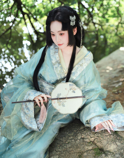疏影横斜水清浅，暗香浮动月黄昏。
霜禽欲下先偷眼，粉蝶如知合断魂。
幸有微吟可相狎，不须檀板共金樽。
