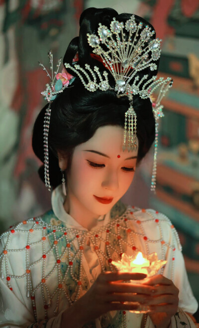 疏影横斜水清浅，暗香浮动月黄昏。
霜禽欲下先偷眼，粉蝶如知合断魂。
幸有微吟可相狎，不须檀板共金樽。
