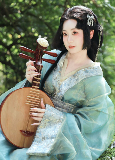 疏影横斜水清浅，暗香浮动月黄昏。
霜禽欲下先偷眼，粉蝶如知合断魂。
幸有微吟可相狎，不须檀板共金樽。
