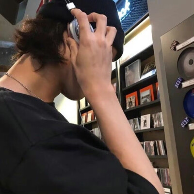 头像丨男头 我还要不要等你