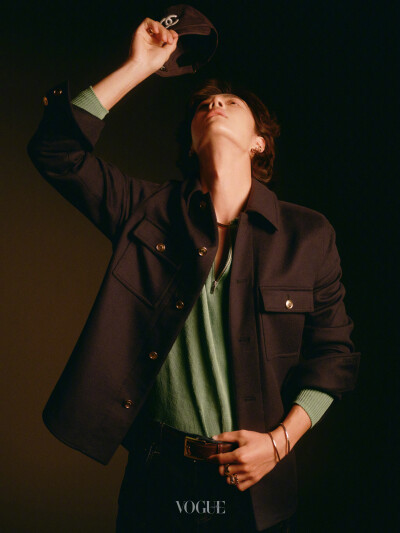 VOGUE服饰与美容：
#VOGUEMAN王一博八月刊封面# #王一博脑洞剧场开戏了#
第二幕：王大胆没忘记看方向。
@王一博·YIBO 的脑洞，不需要赛道，但总有一条路。#VOGUEMAN#