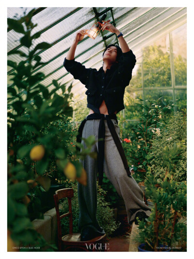VOGUE服饰与美容：
#VOGUEMAN王一博八月刊封面# #王一博脑洞剧场开戏了#
番外：想回巴黎其实很简单
在@王一博·YIBO 的世界中，有一处延伸的空间安放着他的记忆。
想起在巴黎的那天，脑中的天气突然放晴。于是再造一…