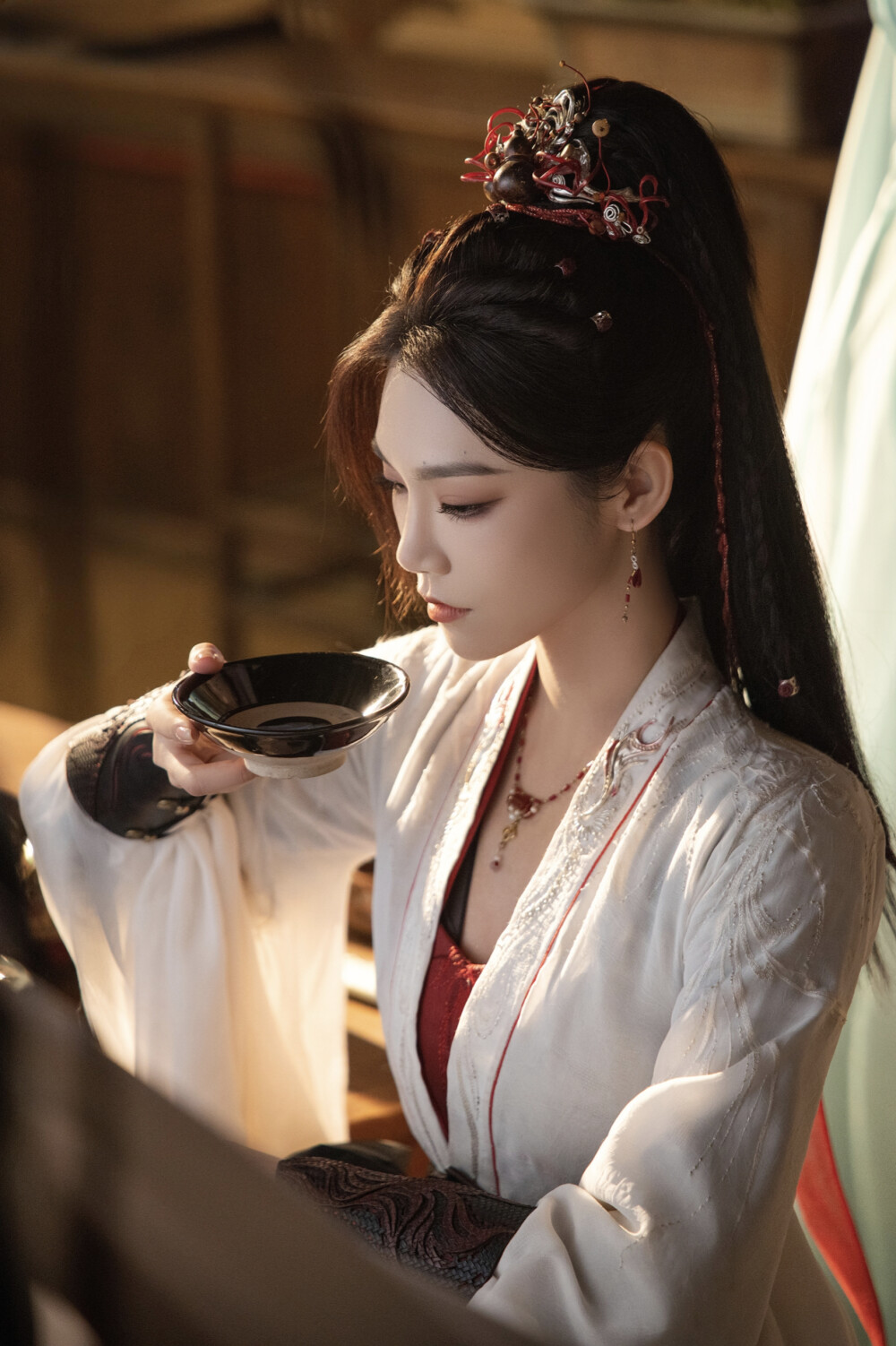 师兄太稳健 曾可妮∣酒玖