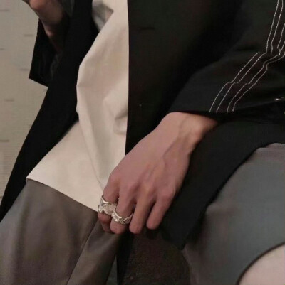 头像丨男头 理性的世界吃感性的人