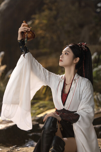 师兄太稳健 曾可妮∣酒玖