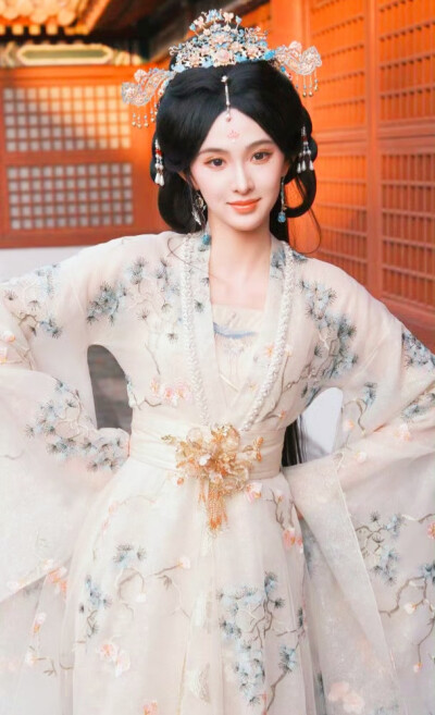 疏影横斜水清浅，暗香浮动月黄昏。