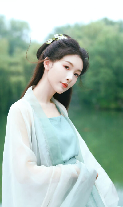 白旭含