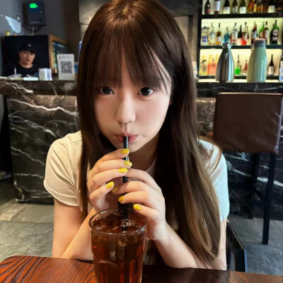 真人女生头像高级感氛围感 ins 风
图源网络侵删
二传关注拿图 自用随意 谢谢宝宝们喜欢