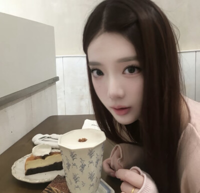 真人女生头像高级感氛围感 ins 风
图源网络侵删
二传关注拿图 自用随意 谢谢宝宝们喜欢