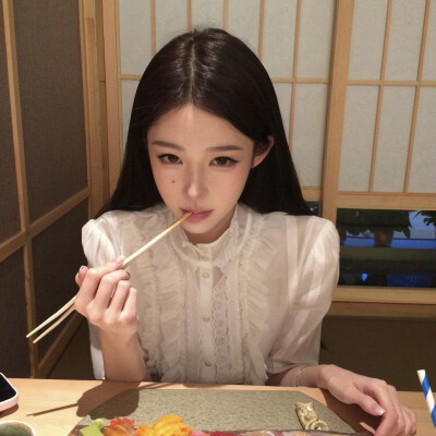 真人女生头像高级感氛围感 ins 风
图源网络侵删
二传关注拿图 自用随意 谢谢宝宝们喜欢