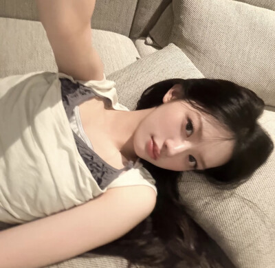 真人女生头像
图源网络侵删
二传关注拿图 自用随意 谢谢宝宝们喜欢