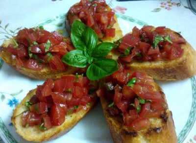 意式烤面包片（bruschetta) - 这是意大利菜中比较易做且开胃的前菜，面包片上的食材也可根据喜好更改。