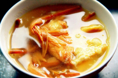 黄花菜煎蛋汤 - 黄花菜的特殊味道和鸡蛋的味道融合，特别意外的好喝。
