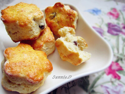 英式葡萄司康Scone - 司康Scone是快速面包Quick Bread的一种，作为英式下午茶配的小点心可谓经典，一套英式Cream Tea下午茶包括红茶，司康，果酱和Clotted Cream（奶油霜）。司康就成了当仁不让的主角。